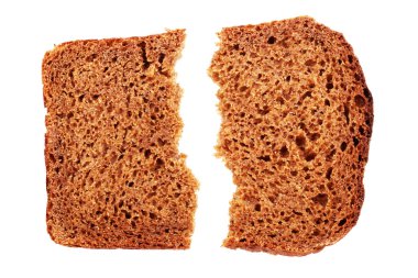 Çavdar ekmeği dilim beyaz bir arka plan üzerinde iki parçaya kırık