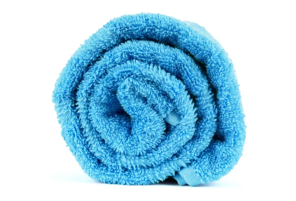 Свернутое голубое полотенце, изолированное на белом — стоковое фото