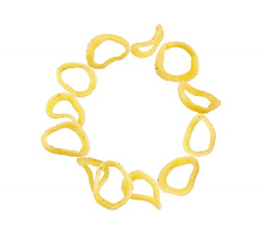 Beyaz arka planda soğan halkaları atıştırmalıkları.