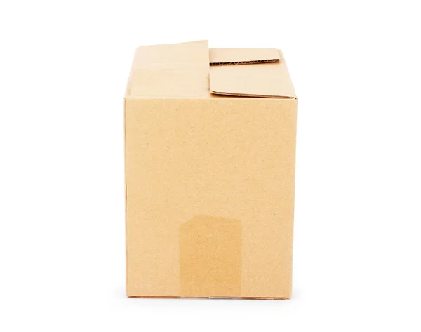 Закрытая бумажная коробка на белом фоне — стоковое фото