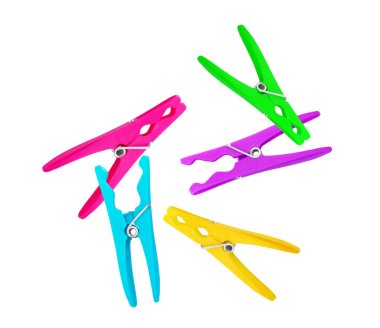 Beyaz arkaplanda parlak renkli plastik mandallar