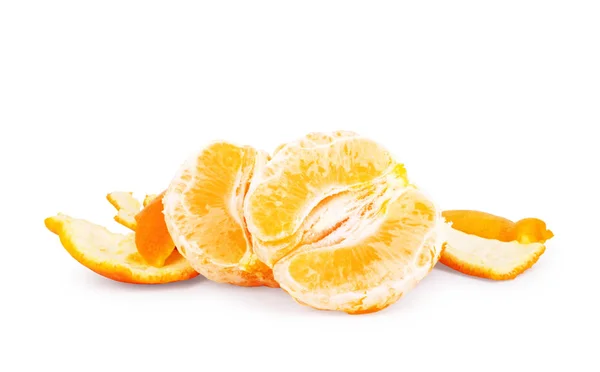 Geschälte Mandarinen oder Mandarinen auf weißem Hintergrund — Stockfoto