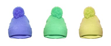 Beyaz arka planda ponponu olan sıcak bir şapka.