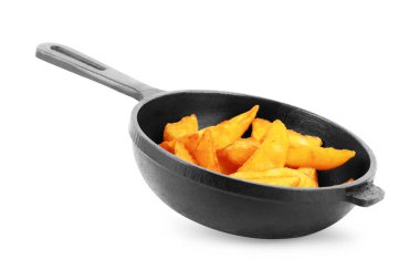 Tavadaki kızarmış patates dilimleri beyaza izole edilmiş.