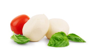 Beyaz arka planda Mozzarella, fesleğen, domates