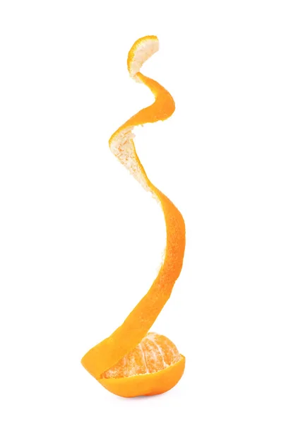 Pomeranč s oloupanou spirálovitou kůží na bílém pozadí — Stock fotografie