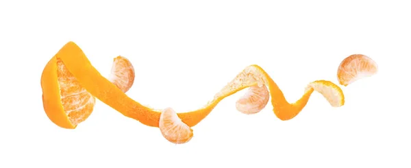 Orange mit geschälter Spiralhaut auf weißem Hintergrund — Stockfoto