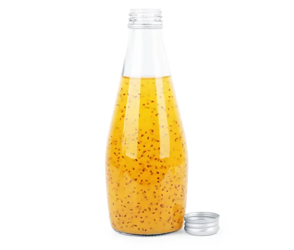 Сок с семенами чиа в бутылке на белом фоне — стоковое фото