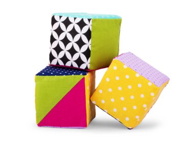 Beyaz üzerinde izole edilmiş renkli peluş küp oyuncağı