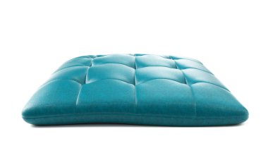 Kraliyet siyah deri yastığı. Beyaz arkaplanda 3 boyutlu resimleme izole edildi