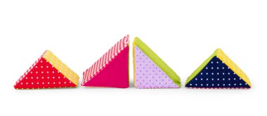 Beyaz üzerinde izole edilmiş renkli peluş küp oyuncağı