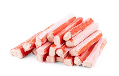 Yengeç çubukları grubu ve roka yaprağı beyaz arkaplanda izole