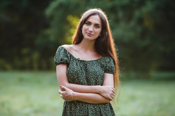 Jeune femme souriante portrait — Photo