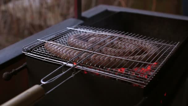 La saucisse maison est cuite sur une grille — Video