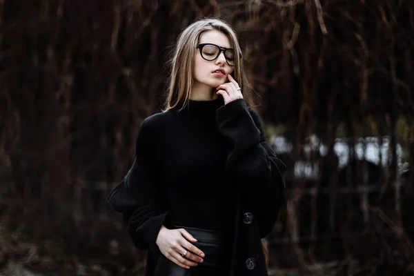 Mulher na moda bonita nova com sonho de cabelo longo — Fotografia de Stock