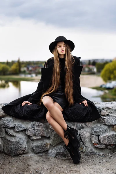 Mulher na moda bonita nova em chapéu, cabelo longo — Fotografia de Stock