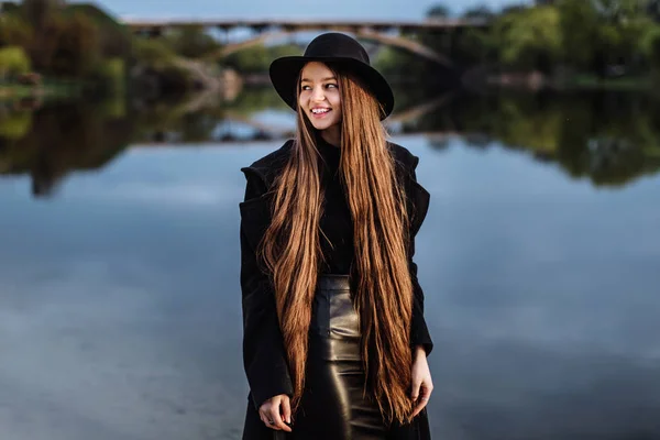 Mulher na moda bonita nova em chapéu, cabelo longo — Fotografia de Stock