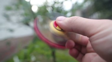 Değer değişimi yakın çekim wiev bulanık arka plan üzerinde elinde kıpır