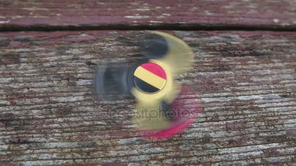 Fidget spinner close-up wiev sobre fondo de madera — Vídeos de Stock