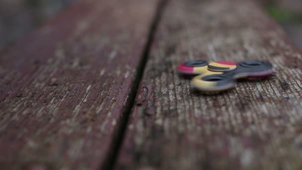 Fidget spinner close-up wiev sobre fondo de madera — Vídeos de Stock