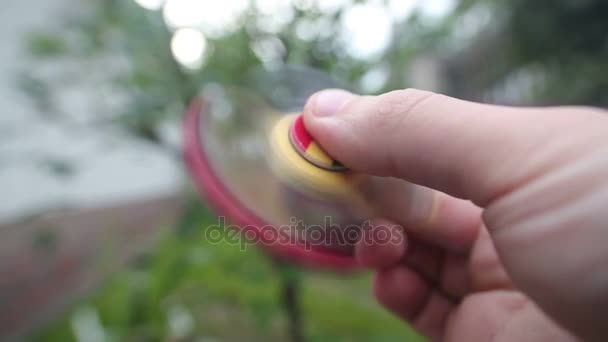 Fidget spinner close-up wiev dans la main sur fond flou 