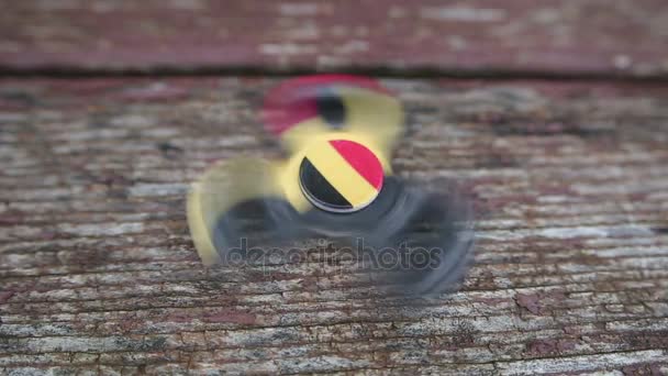 Fidget spinner close-up wiev sur fond en bois 