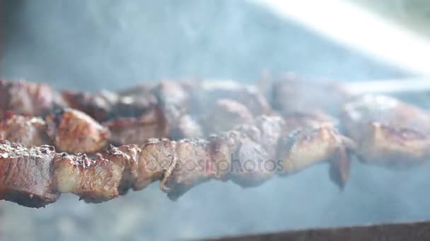 Cocinar carne en pinchos. Carne en mangal. Cocinar carne de cordero sobre carbón caliente . — Vídeo de stock