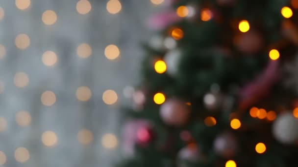 Noel ve yılbaşı dekorasyon. Soyut bulanık bokeh yanıp sönen garland. — Stok video