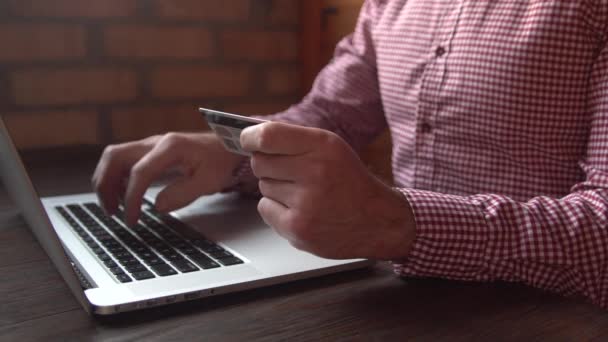 Buisnessman makes online internet shopping checkout with credit card payment — Stockvideo