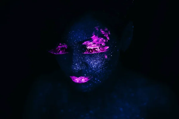 Portrait of Beautiful Fashion Woman in Neon UF Light. Model Girl with Fluorescent Creative Psychedelic MakeUp, Art Design of Female Model in UV — Stock Photo, Image