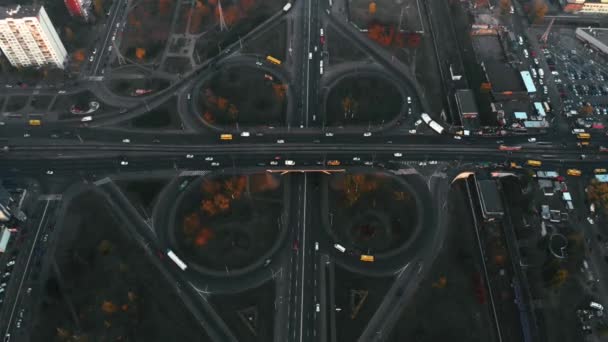 Vista aérea del cruce de carreteras, gran intercambio de coches. Junción aérea de la carretera, imágenes coloreadas de 4k — Vídeo de stock