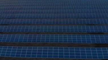 Yakın güneş enerjisi panellerinin alandaki hava görüntüsü.