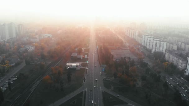 Αεροφωτογραφία του οδικού κόμβου στη μεγάλη πόλη το ηλιοβασίλεμα. Εναέρια διασταύρωση αυτοκινητόδρομο, Colorcorrected 4k πλάνα — Αρχείο Βίντεο
