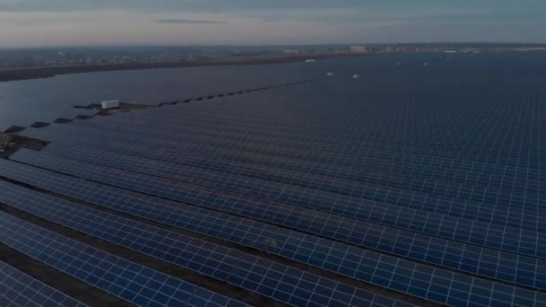 Vue aérienne d'un drone sur de grands panneaux solaires dans une ferme solaire. Centrales solaires. séquences vidéo 4k .