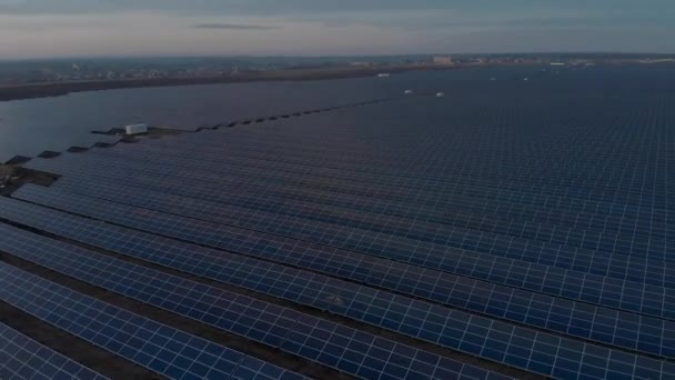 Vista aérea de drones a grandes paneles solares en una granja solar. Plantas de energía solar. vídeo de imágenes 4k . — Vídeos de Stock