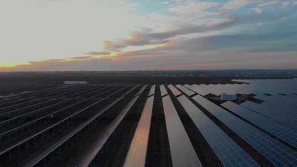 Vista aérea de drones a grandes paneles solares en una granja solar al atardecer. Plantas de energía solar. vídeo de imágenes 4k . — Vídeos de Stock