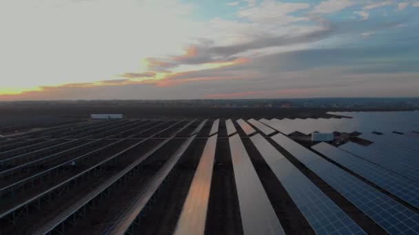 Vista aérea do drone em painéis solares grandes em uma fazenda solar no por do sol. Centrais de energia solar. imagens de vídeo 4k . — Vídeo de Stock