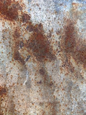 Aşınmış metal zemin. Paslı metal arka planda pas izleri var. Pas lekeleri. Rystycorrosion.