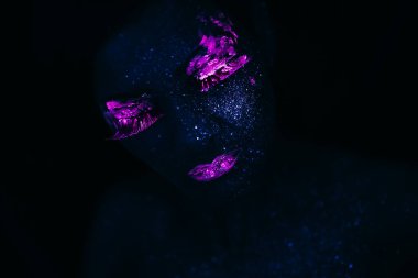 Neon Uf Işığındaki Güzel Moda Kadın Portresi. Flüoresan Yaratıcı Psikedelik Makyajlı Model Kız, Uv 'da Kadın Modeli Tasarımı