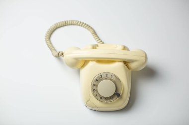 Çatlakları ve kırık parçaları olan geri dönüşlü telefon.