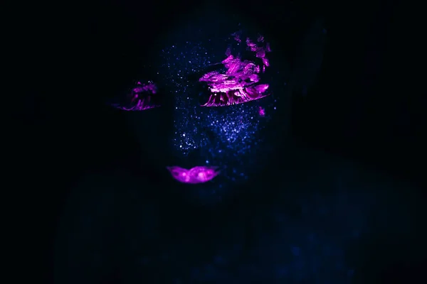 Retrato de Mulher Moda Bonita em Neon UF Luz. Menina modelo com maquiagem psicodélica criativa fluorescente, design de arte do modelo feminino em UV — Fotografia de Stock