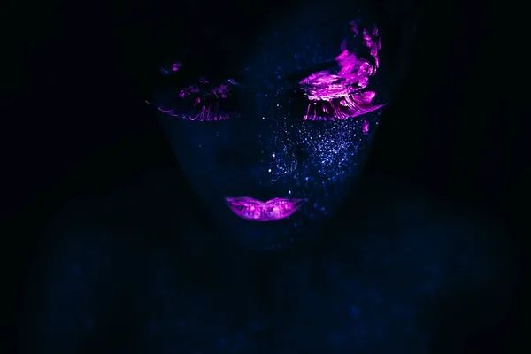 Neon Uf Işığındaki Güzel Moda Kadın Portresi. Flüoresan Yaratıcı Psikedelik Makyajlı Model Kız, Uv 'da Kadın Modeli Tasarımı