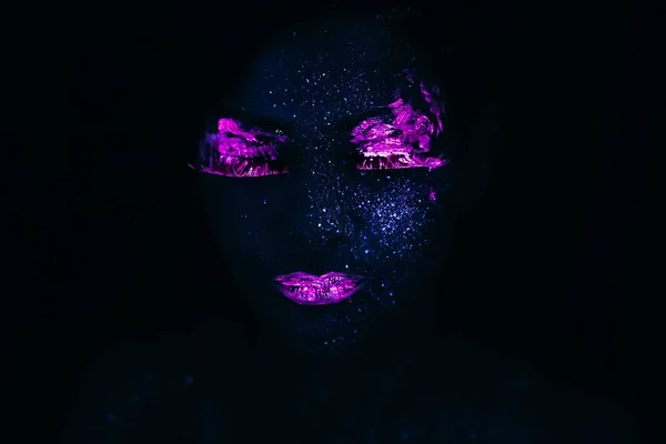 Portrait de belle femme de mode au néon UF Light. Fille modèle avec maquillage psychédélique créatif fluorescent, Conception d'art du modèle féminin en UV — Photo