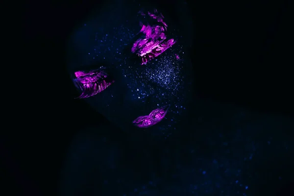 Neon Uf Işığındaki Güzel Moda Kadın Portresi. Flüoresan Yaratıcı Psikedelik Makyajlı Model Kız, Uv 'da Kadın Modeli Tasarımı
