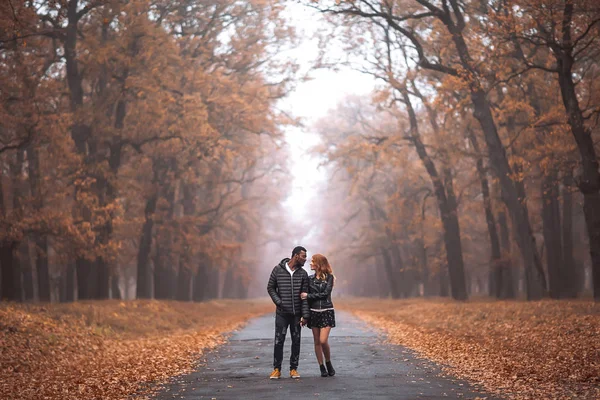 Couple Interracial posant dans la route de parc d'automne — Photo