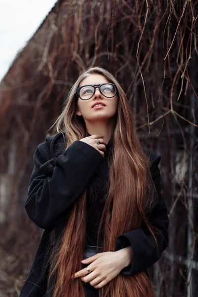 Jeune belle femme à la mode avec des cheveux longs rêve — Photo