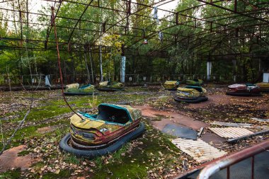 Pripyat 'taki parkta eğlence arabaları. Çernobil hayalet şehrinin yasak bölgesi