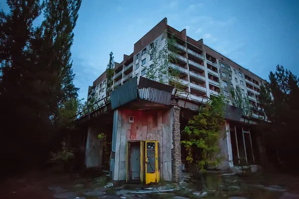 Telefonní budka a opuštěné budovy města duchů Pripyat Chornobyl Zone — Stock fotografie