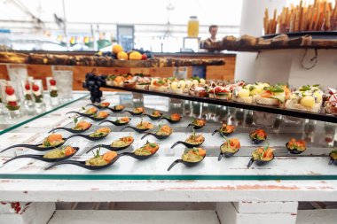 Cam ve ahşap tepside farklı hafif atıştırmalıklar.