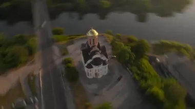Kamera Ukrayna 'nın küçük bir kasabasındaki nehir kıyısındaki küçük bir kilisenin etrafında dönüyor.